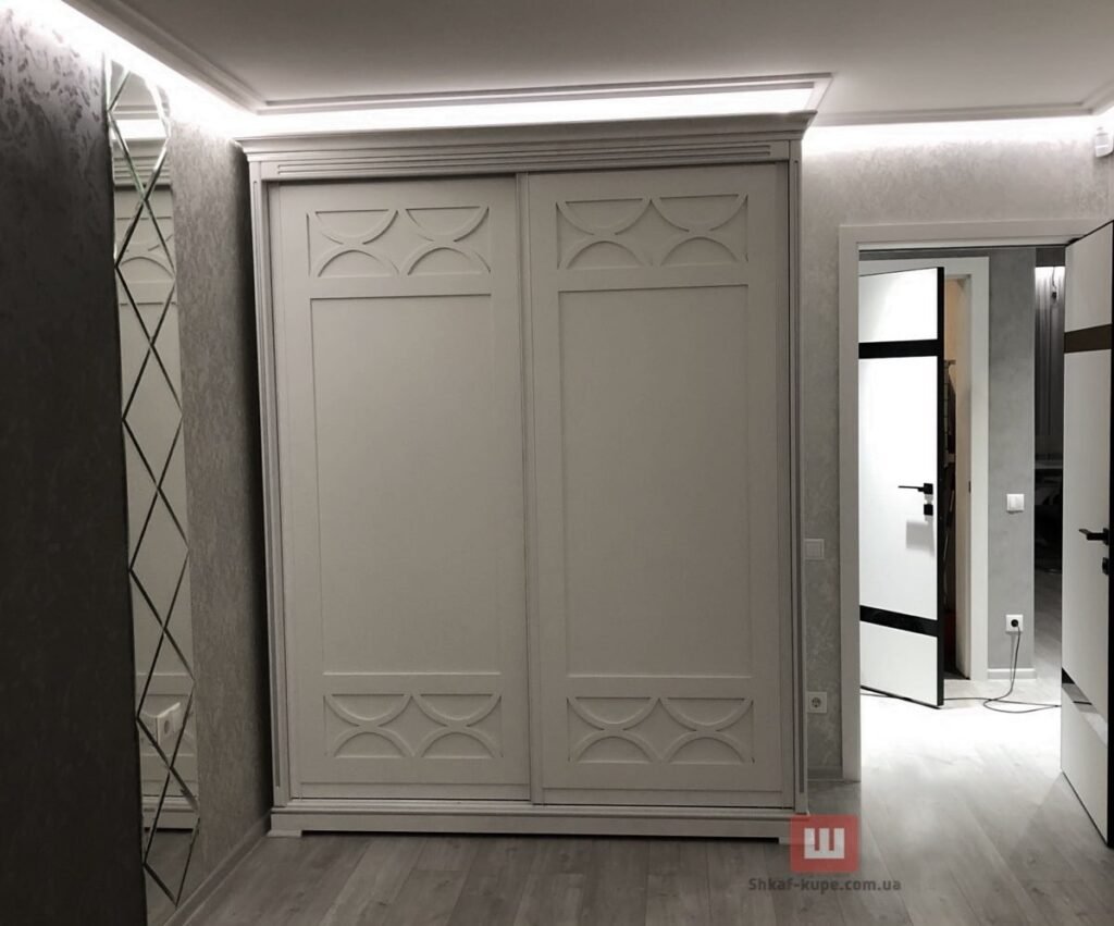 деревянный шкаф-купе в коридор на заказ