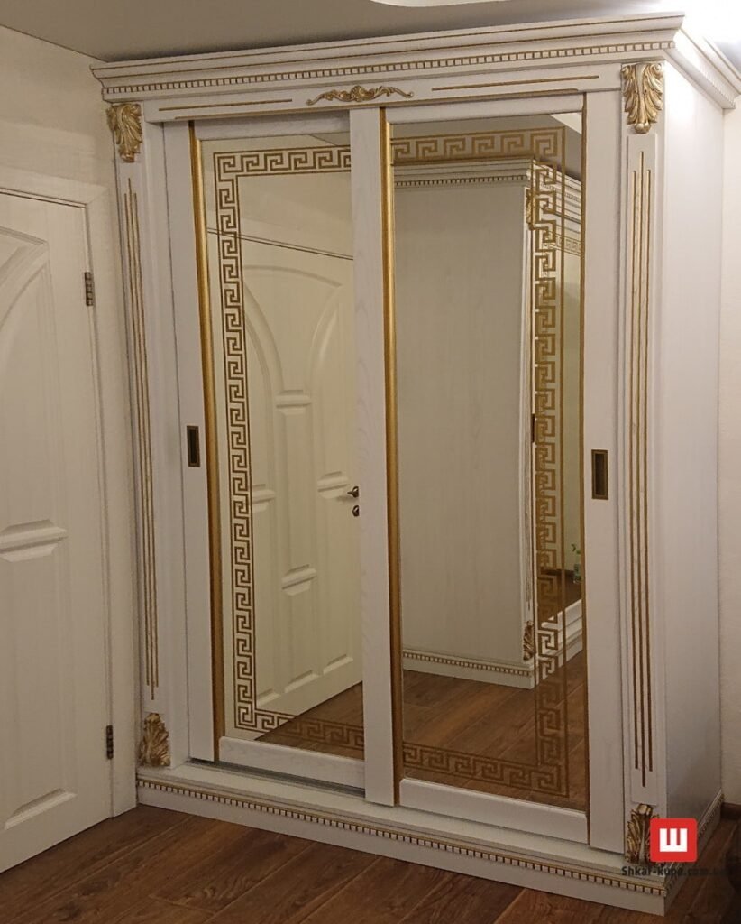 шкаф из дерева с зеркальными дверями на заказ