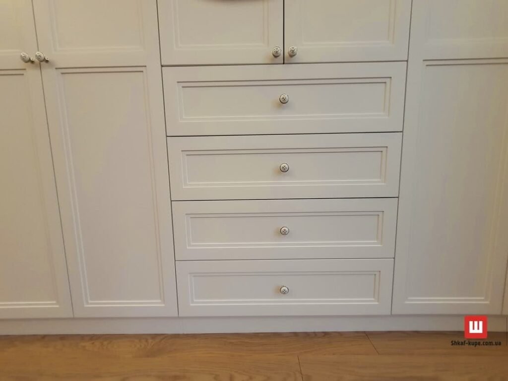 белый деревянный шкаф в гардеробную на заказ