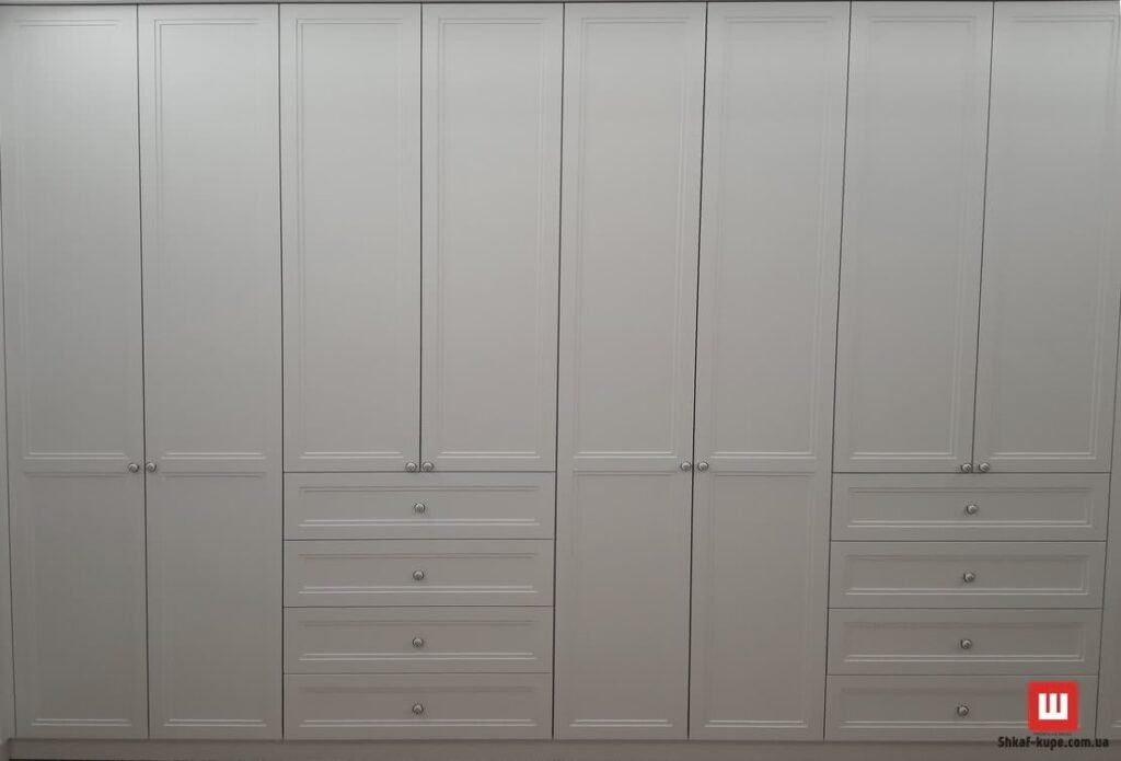 белый деревянный шкаф