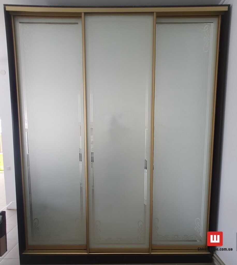 трехдверный шкаф с пескоструйной печатью на заказ
