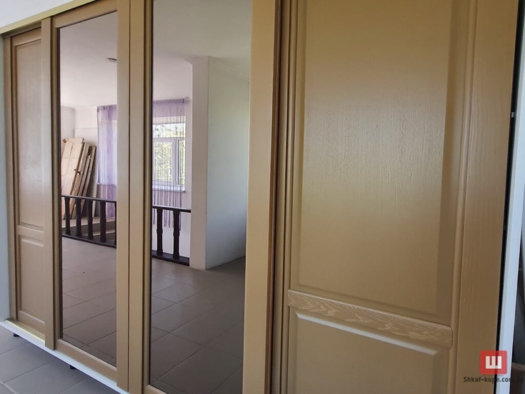 шкаф в прихожую из массива дерева заказать