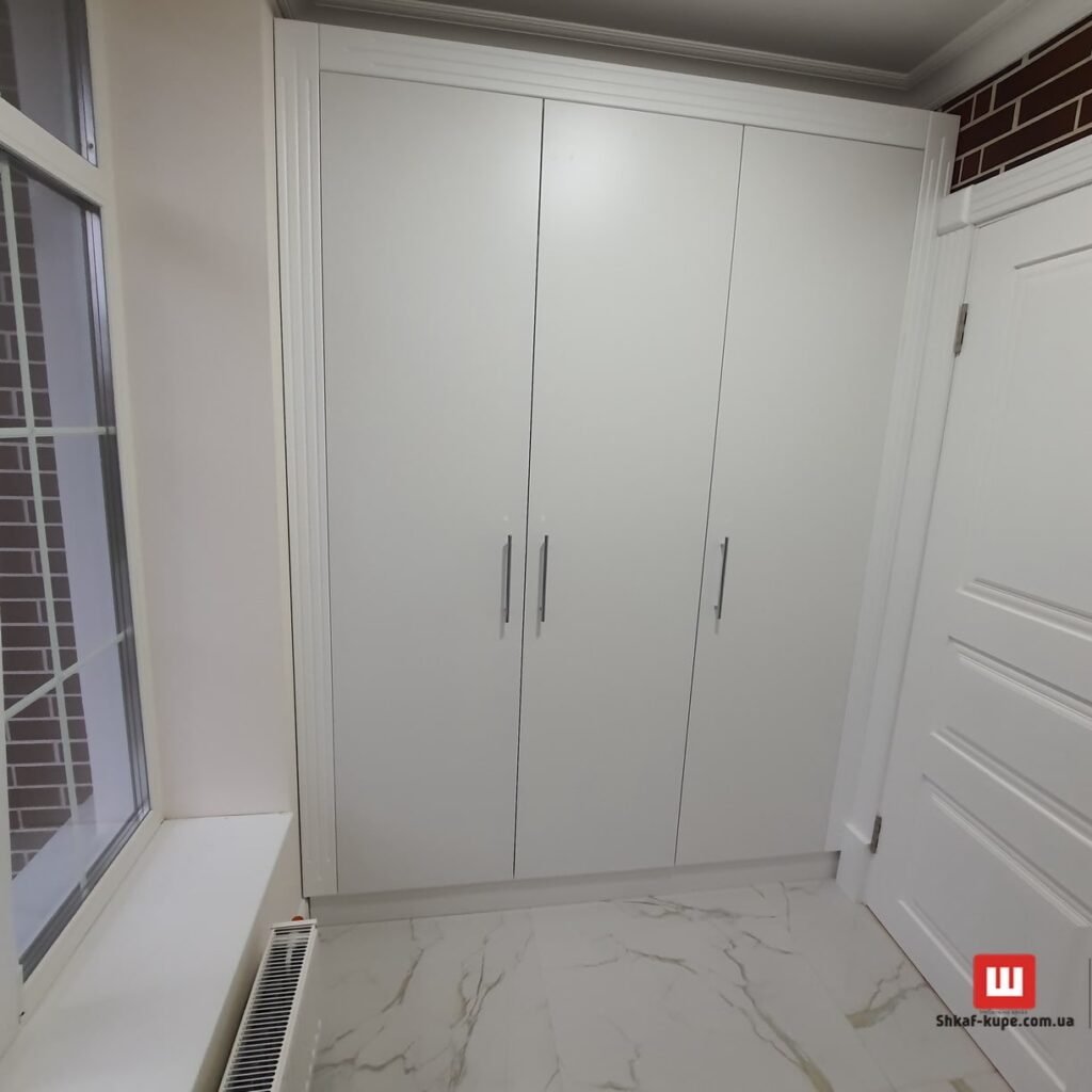 трех дверный шкаф встроенный в коридор на заказ