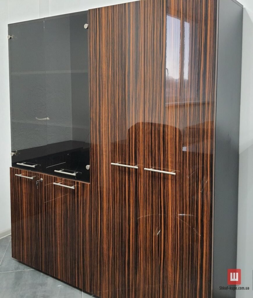 Шпонированный шкаф для книг