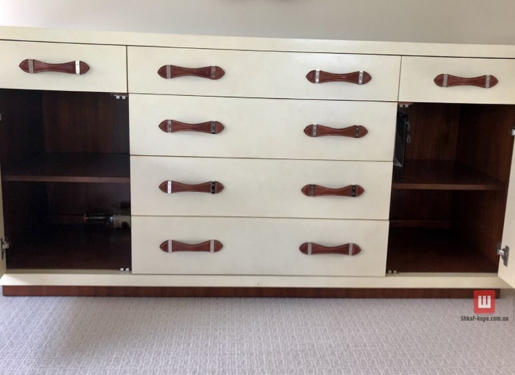 Большой комод