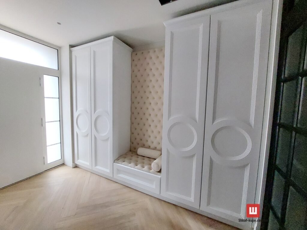 Шкаф заказной в прихожую встроенный с сидушкой и мягкой панелью