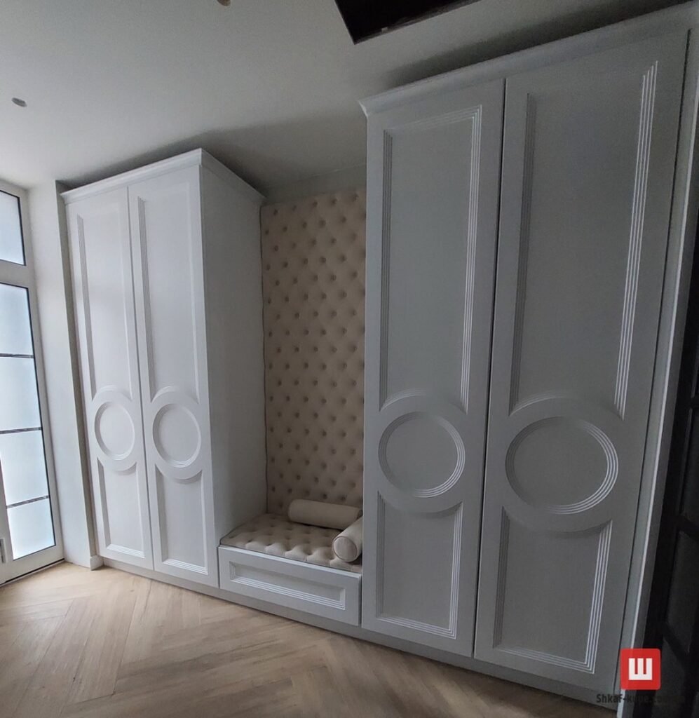 Шкаф заказной в коридор встроенный с сидушкой и мягкой панелью на заказ