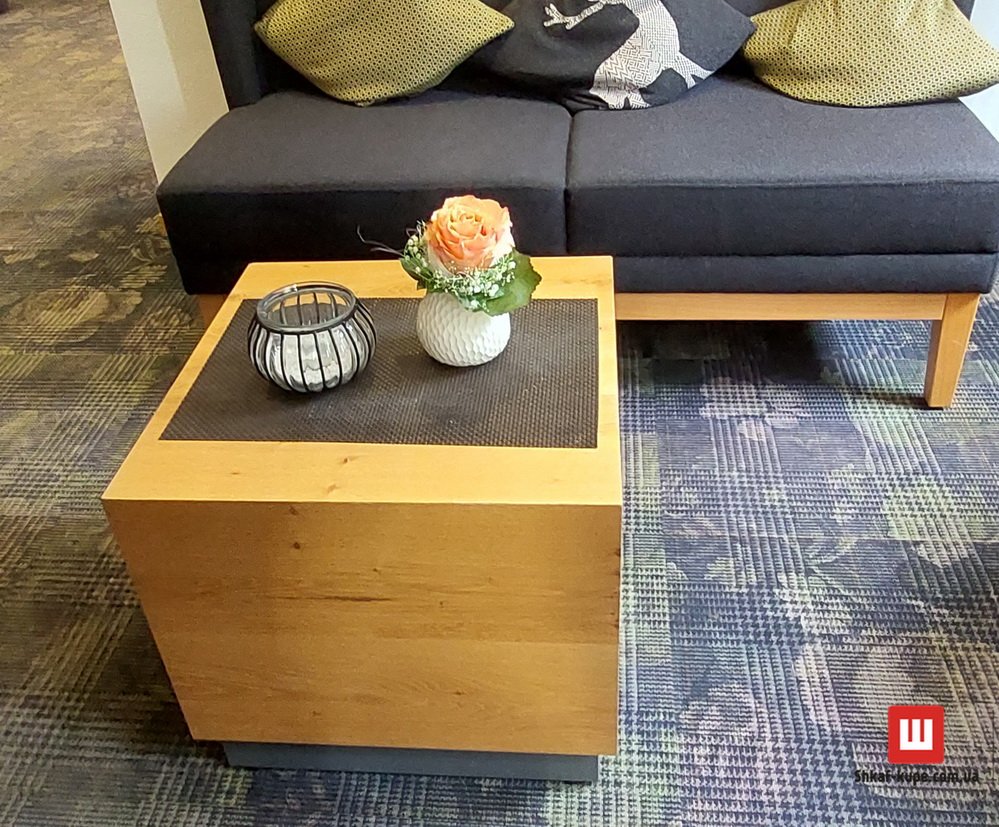 тумбочка из дерева в отель