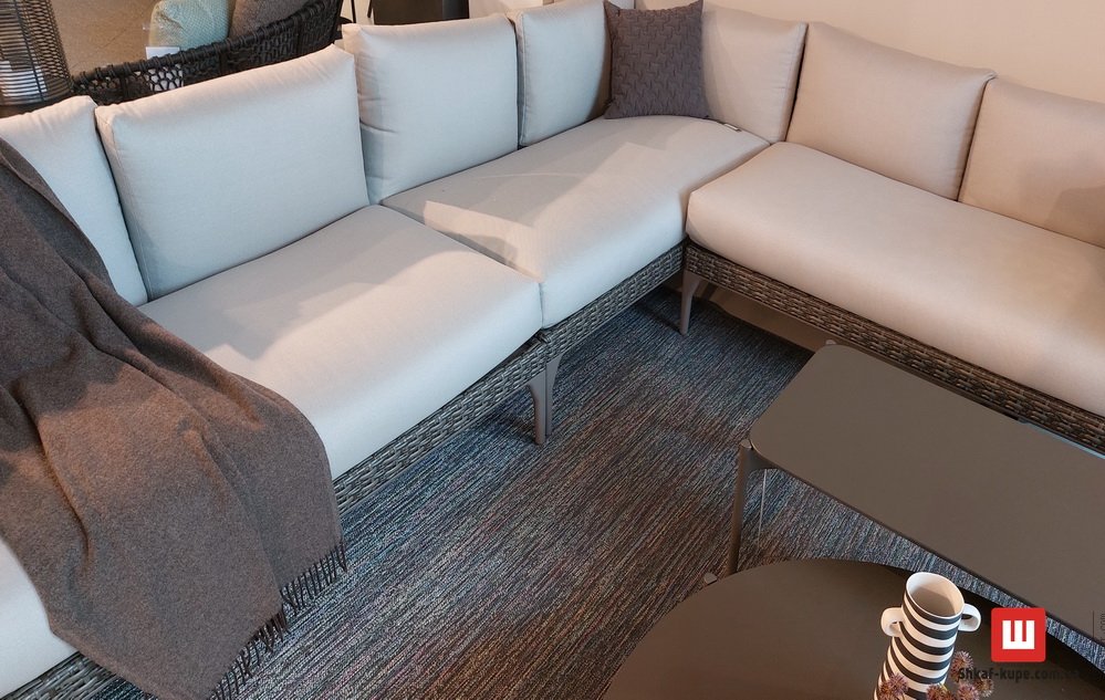 Полукруглый диван вспальню