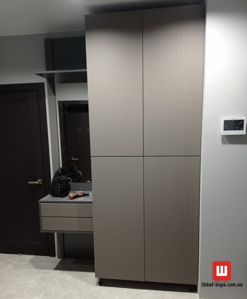 распашной шкаф в прихожую