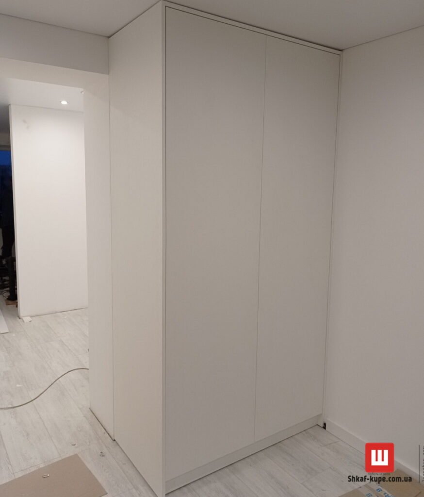 современный белый шкаф в спальню