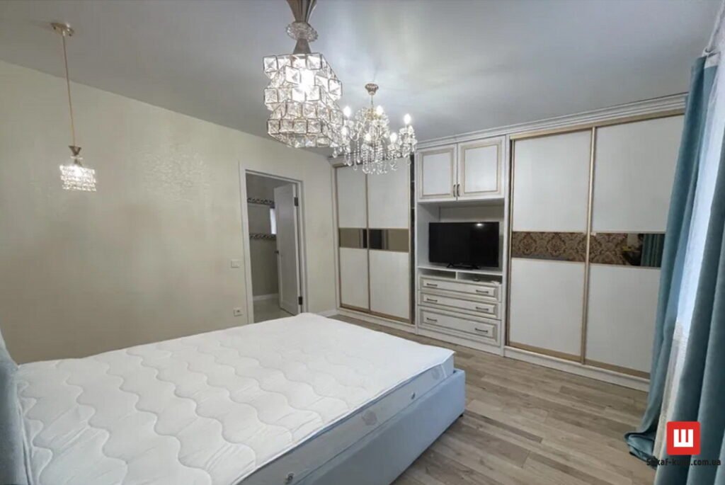 большой встроенный шкаф в спальню