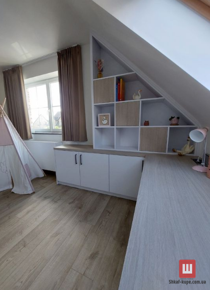 Чердак и мансарда в загородном доме: для каких целей