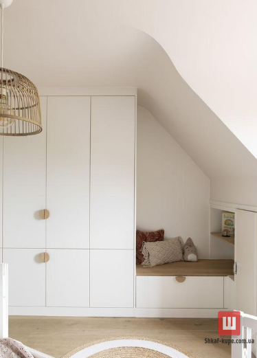 шкаф с кроватью в монсарду